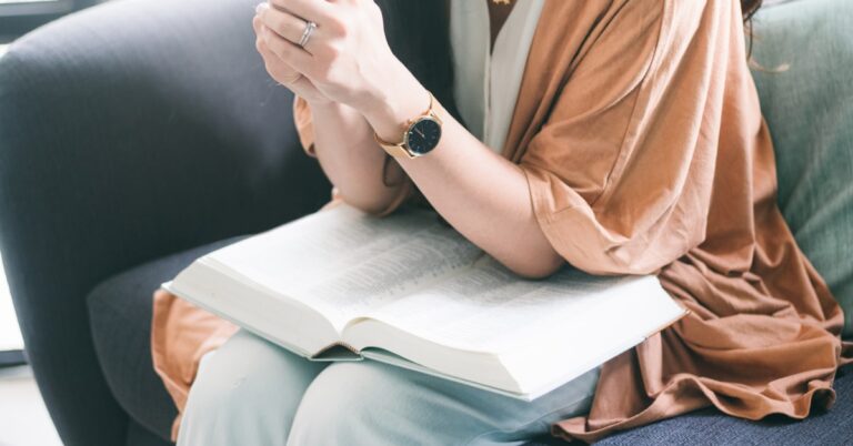Mulher em robe marrom sentada em sofá preto