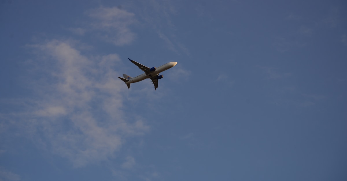 Descrição: um grande avião a jato voando pelo céu azul