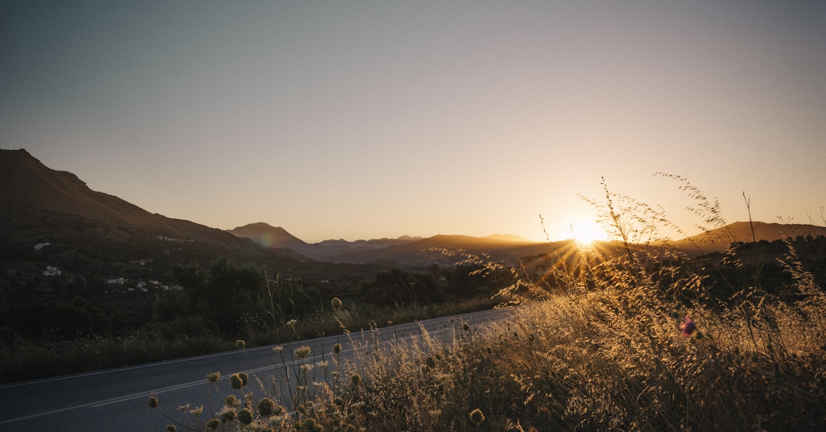 O sol está se pondo sobre as montanhas ao longe