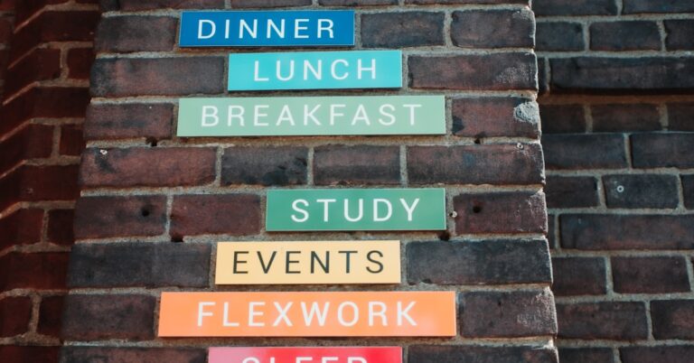 uma parede de tijolos com placas nela