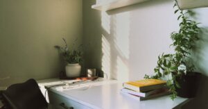 Uma mesa com uma planta e um livro em cima