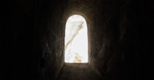 um túnel escuro com uma pequena janela nele