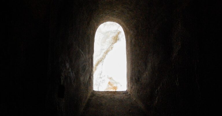 um túnel escuro com uma pequena janela nele