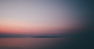 corpo d'água calmo durante a noite