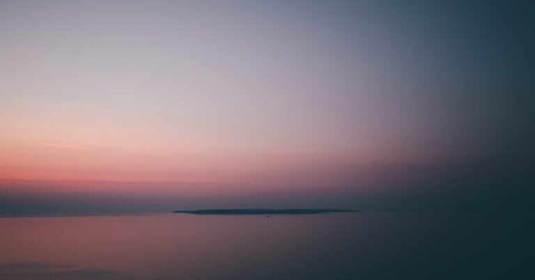 corpo d'água calmo durante a noite