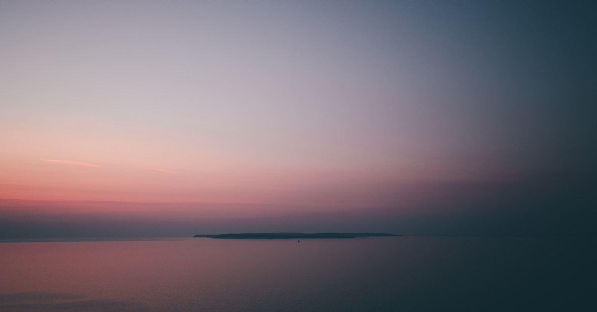 corpo d'água calmo durante a noite