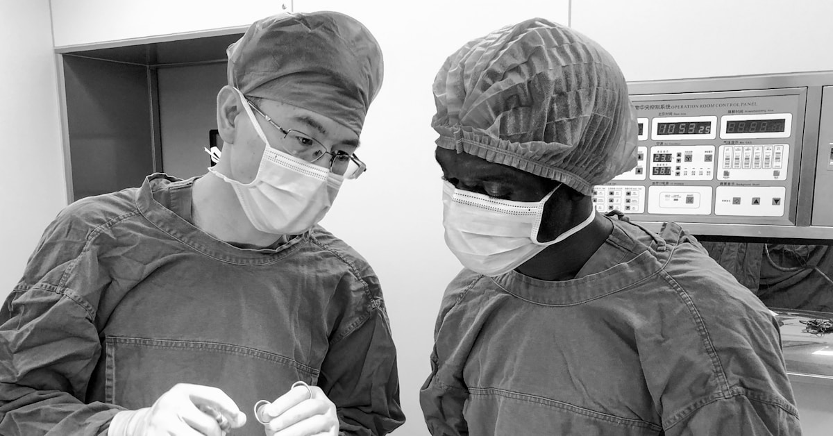 homem de jaqueta preta usando máscara branca