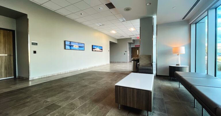 um quarto com uma mesa e um abajur