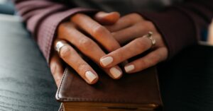 Cena relacionada a oração ao anjo da guarda para noites de insônia