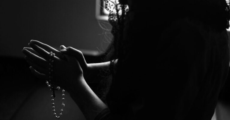 Cena relacionada a são bento para prosperidade e conforto