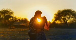 Cena relacionada a trazer um amor de volta com fé e esperança