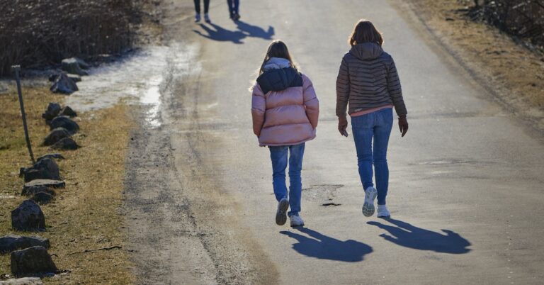 Cena relacionada a resolver um problema urgente no dia a dia