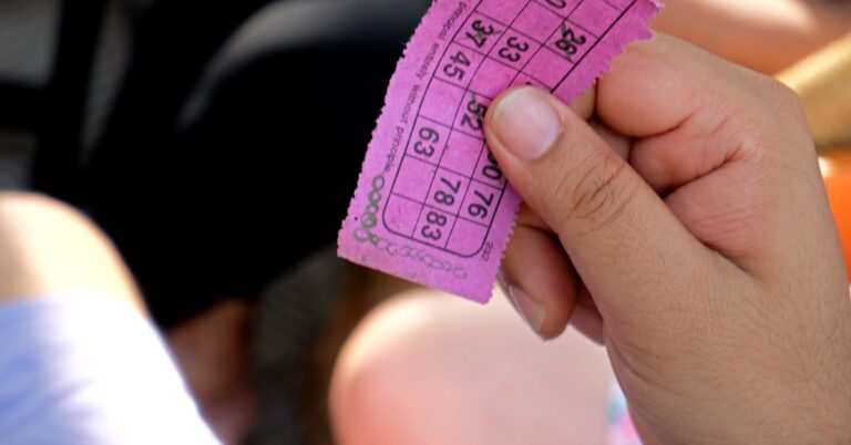 Cena relacionada a ganhar na loteria e superar a ansiedade